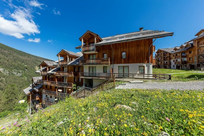 Imagen general del Hotel Noemys Les Chalets De Bois M&eacute;an. Foto 12