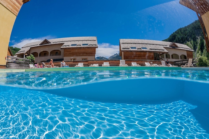 Imagen de la piscina del Hotel Noemys Les Granges D'arvieux. Foto 17