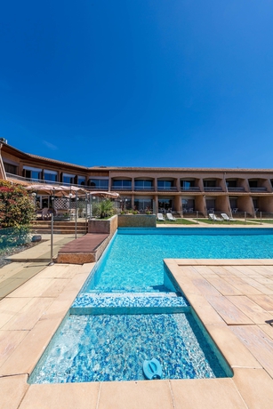 Imagen de la piscina del Hotel Noemys Toulon La Valette. Foto 17