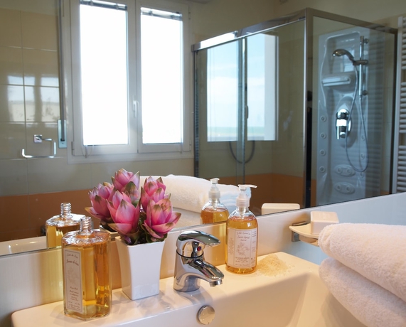 Imagen de la habitación del Hotel Noha Suite. Foto 4