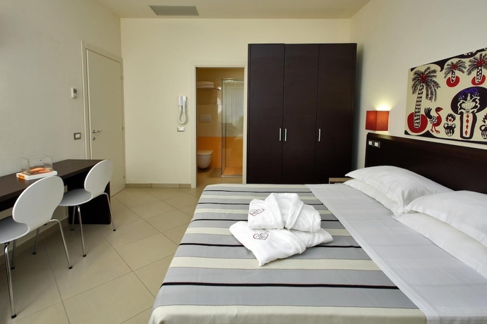 Imagen de la habitación del Hotel Noha Suite. Foto 9