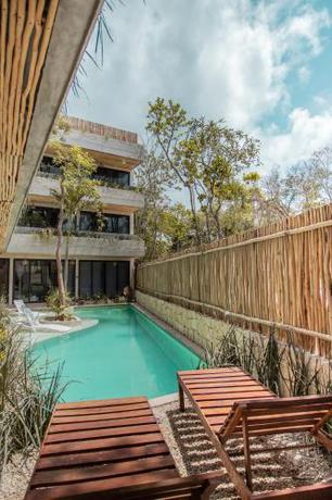 Imagen de la piscina del Hotel Noil Residences. Foto 7