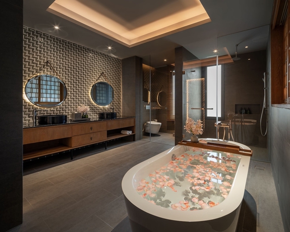 Imagen de la habitación del Hotel Noku Phuket. Foto 17