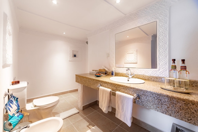 Imagen de la habitación del Hotel Nomad Beach Resort. Foto 11