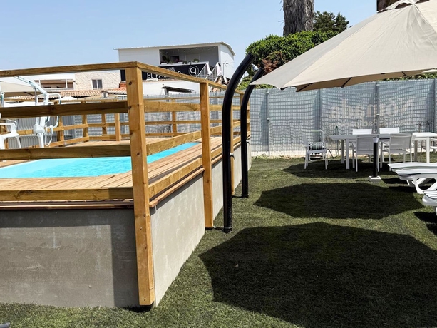 Imagen de la piscina del Hotel Nomada Hostel El Palmar de Vejer. Foto 14