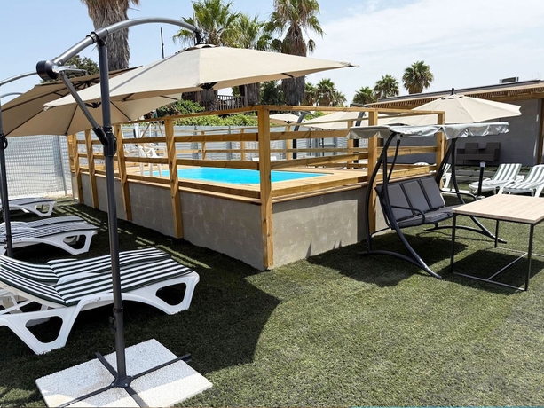 Imagen de la piscina del Hotel Nomada Hostel El Palmar de Vejer. Foto 15