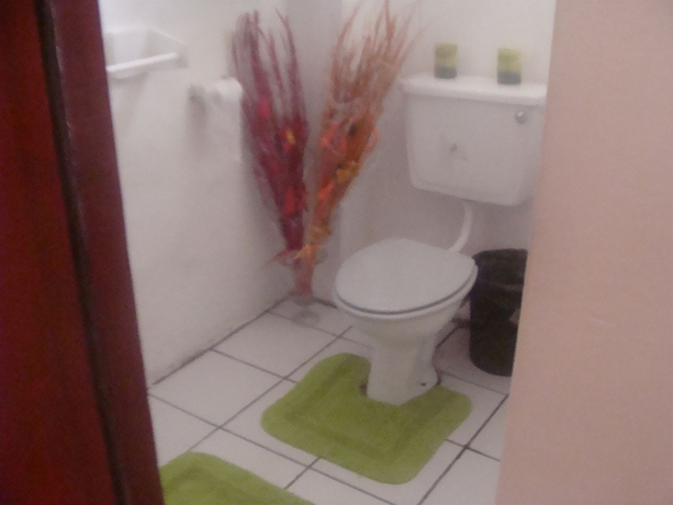 Imagen de la habitación del Hotel Noon's Visitor's Accommodation. Foto 10