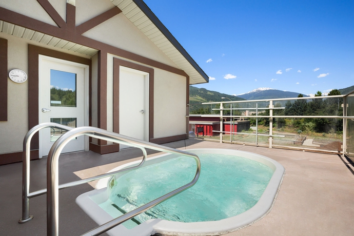 Imagen de la piscina del Hotel Northwinds Revelstoke. Foto 16