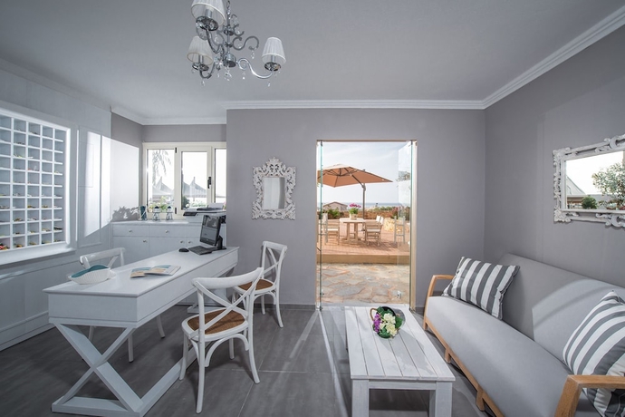 Imagen de los interiores del Hotel Notos Heights and Suites. Foto 19