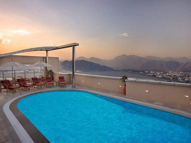 Imagen de la piscina del Hotel Nour Arjaan By Rotana. Foto 13