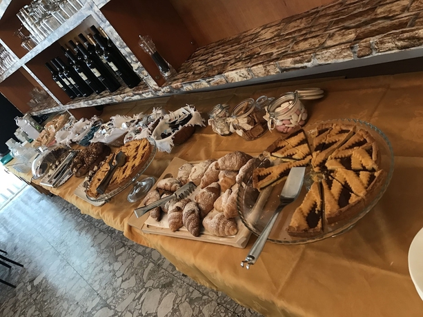 Imagen del bar/restaurante del Hotel Nova Dhely. Foto 8