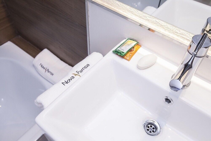 Imagen de la piscina del Hotel Nova Pampa apartandspa. Foto 18