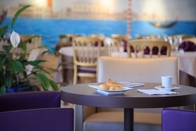 Imagen del bar/restaurante del Hotel Novel Restaurant La Mamma. Foto 2