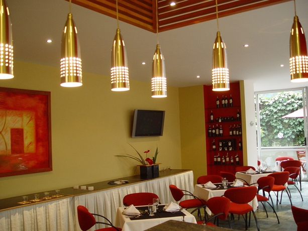 Imagen del bar/restaurante del Hotel Novelty Suites. Foto 4