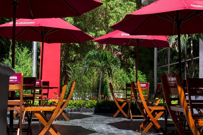 Imagen del bar/restaurante del Hotel Novelty Suites. Foto 5