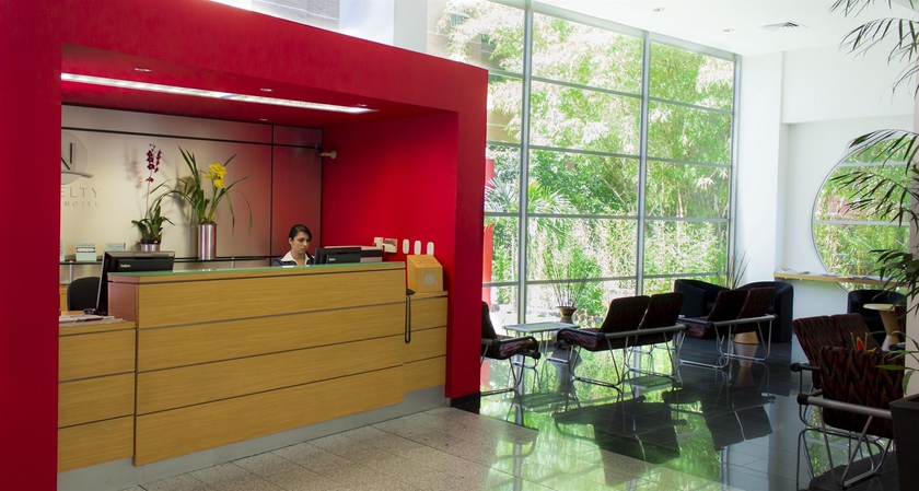 Imagen de los interiores del Hotel Novelty Suites. Foto 12