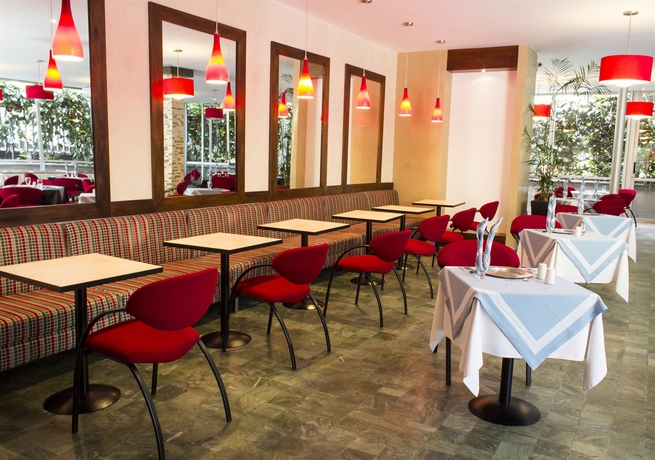 Imagen del bar/restaurante del Hotel Novelty Suites. Foto 8