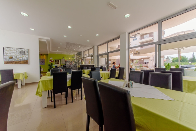 Imagen del bar/restaurante del Hotel Novi, Igalo. Foto 5