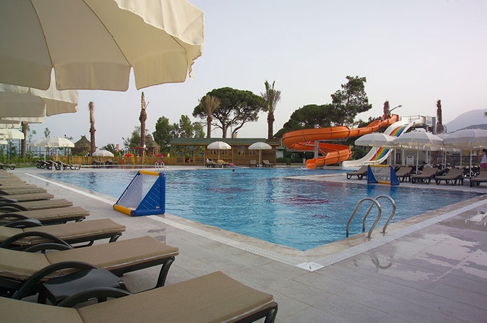 Imagen de la piscina del Hotel Novia Lucida Beach. Foto 6