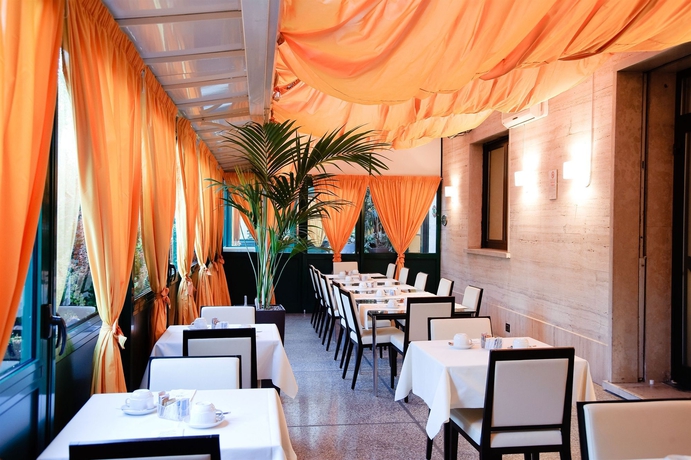 Imagen del bar/restaurante del Hotel Novo Rossi. Foto 7