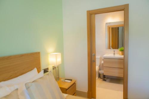 Imagen de la habitación del Hotel Novomar, Chiclana - Sancti Petri. Foto 5