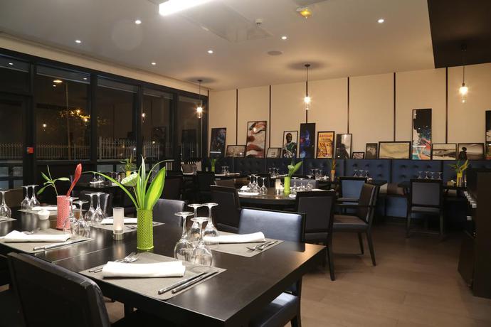 Imagen del bar/restaurante del Hotel Novotel Abidjan. Foto 3
