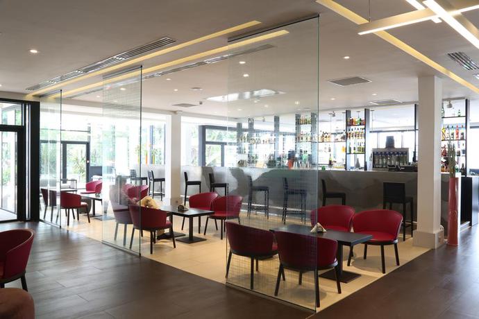 Imagen del bar/restaurante del Hotel Novotel Abidjan Plateau. Foto 2