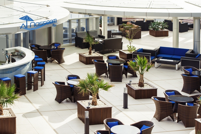 Imagen de la piscina del Hotel Novotel Abu Dhabi Gate. Foto 8