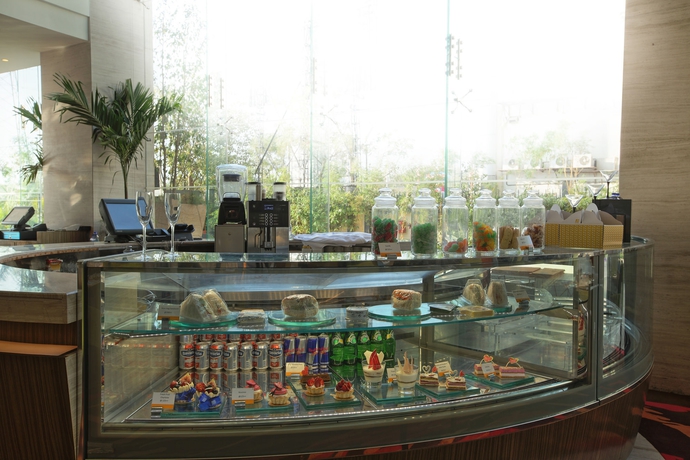 Imagen del bar/restaurante del Hotel Novotel Ahmedabad. Foto 2