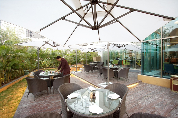 Imagen del bar/restaurante del Hotel Novotel Ahmedabad. Foto 3