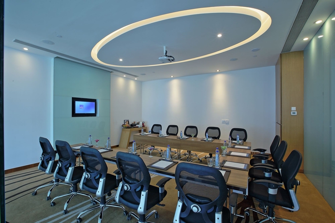 Imagen de los interiores del Hotel Novotel Ahmedabad. Foto 7