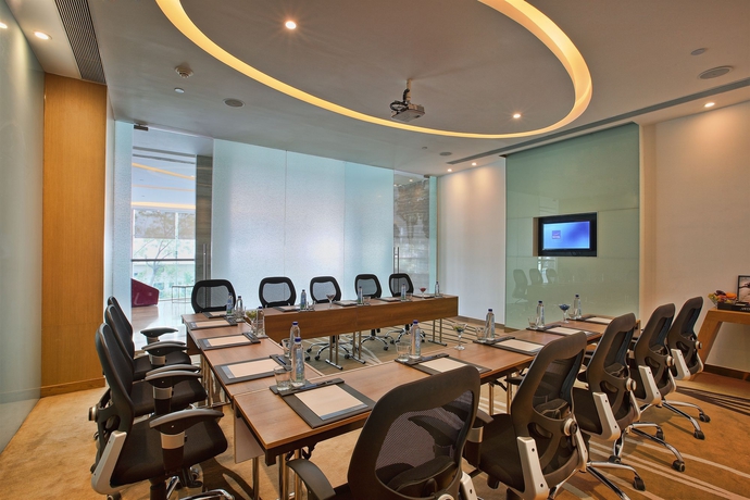 Imagen de los interiores del Hotel Novotel Ahmedabad. Foto 8