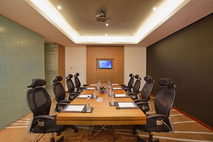 Imagen de los interiores del Hotel Novotel Ahmedabad. Foto 9