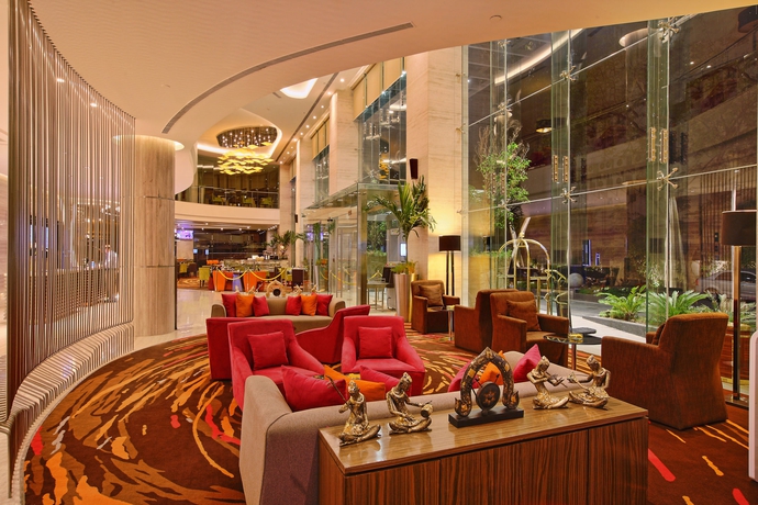 Imagen de los interiores del Hotel Novotel Ahmedabad. Foto 10