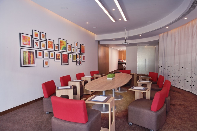 Imagen de los interiores del Hotel Novotel Ahmedabad. Foto 12