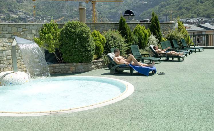 Imagen de la piscina del Hotel Novotel Andorra. Foto 17