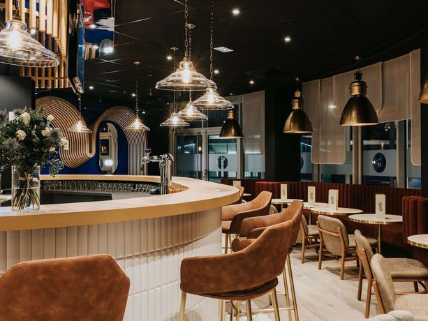 Imagen del bar/restaurante del Hotel Novotel Angers Centre Gare. Foto 2
