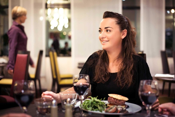 Imagen del bar/restaurante del Hotel Novotel Annecy Centre. Foto 4