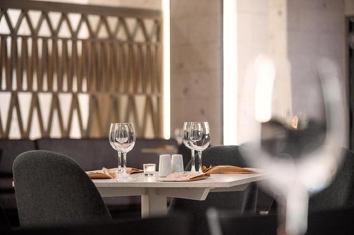 Imagen del bar/restaurante del Hotel Novotel Arica. Foto 2