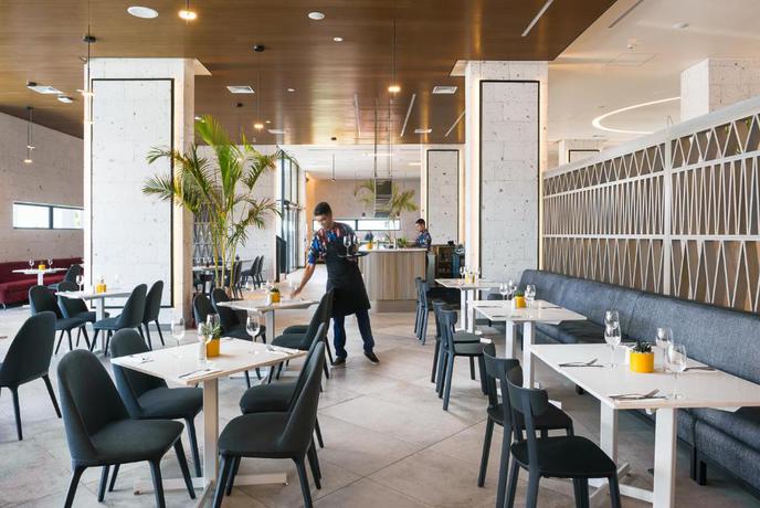 Imagen del bar/restaurante del Hotel Novotel Arica. Foto 3