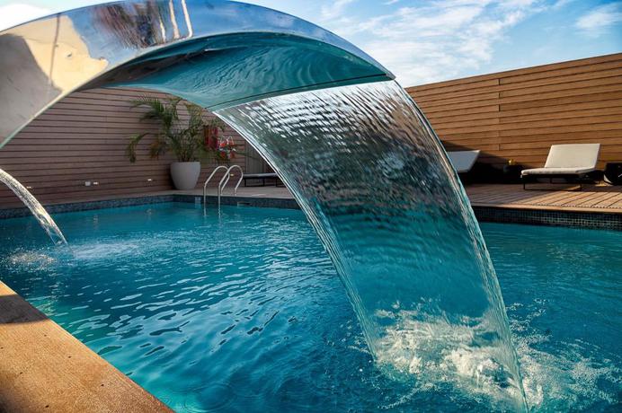 Imagen de la piscina del Hotel Novotel Arica. Foto 12