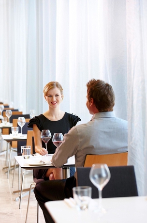 Imagen del bar/restaurante del Hotel Novotel Auckland Airport. Foto 5