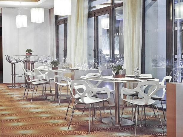 Imagen del bar/restaurante del Hotel Novotel Avignon Centre. Foto 2