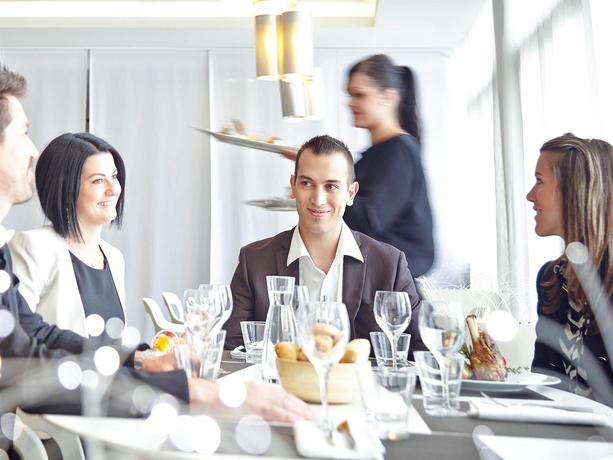 Imagen del bar/restaurante del Hotel Novotel Avignon Centre. Foto 4