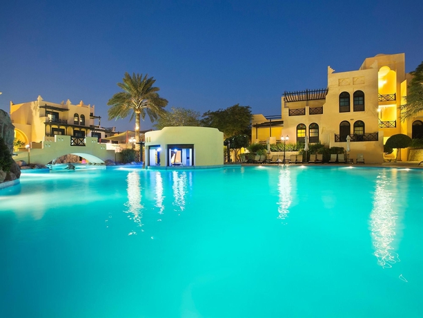 Imagen de la piscina del Hotel Novotel Bahrain Al Dana Resort. Foto 16