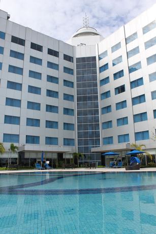 Imagen de la piscina del Hotel Novotel Balikpapan. Foto 10