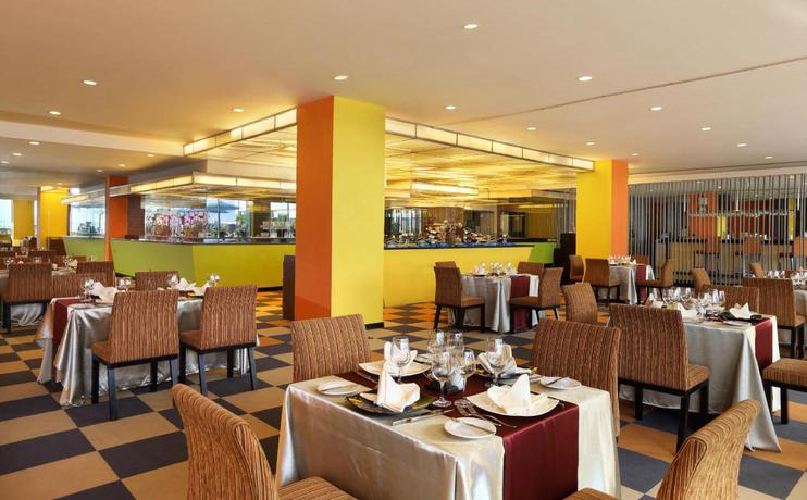 Imagen del bar/restaurante del Hotel Novotel Balikpapan. Foto 2