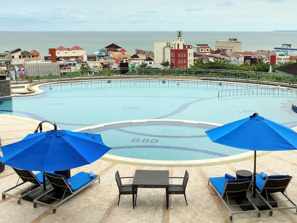 Imagen de la piscina del Hotel Novotel Balikpapan. Foto 11