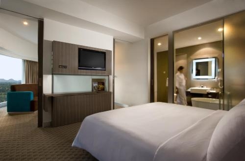 Imagen de la habitación del Hotel Novotel Bangka & Convention Center. Foto 8