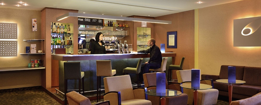 Imagen del bar/restaurante del Hotel Novotel Bayeux. Foto 3